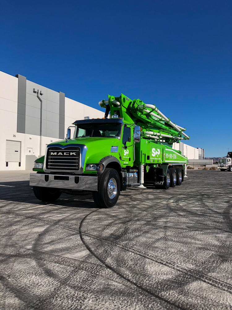 green DY concrete pump with Mack chassis